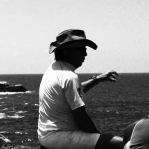 Black and white portrait of Samuel Quiroz looking out over the sea in the Galápagos